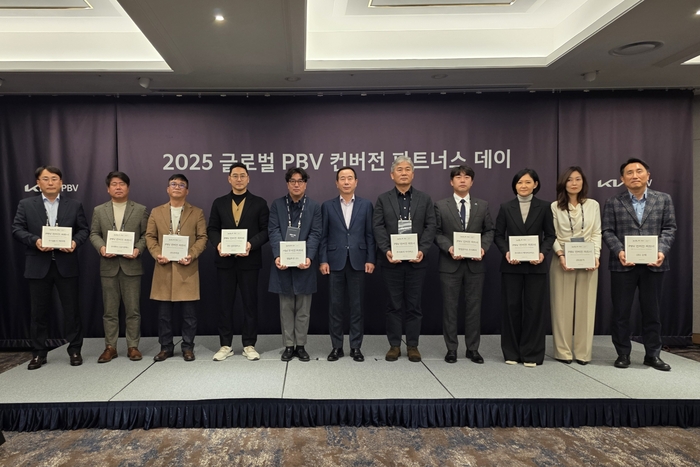 프리모와 기아의 '2025 글로벌 차량 기반 확장 플랫폼(PBV) 컨버전 파트너스 데이' 파트너십을 체결.