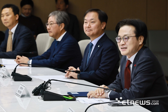 김정관 산업통상부 장관이 1일 서울 중구 대한상공회의소에서 '민관합동 산업투자전략회의'를 주재하고 있다. 산업부 제공