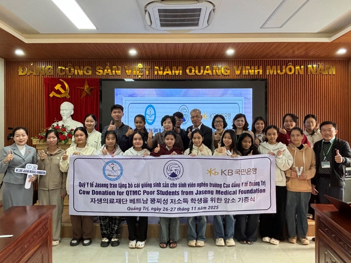 자생의료재단이 지난달 26일부터 27일까지 이틀간 베트남 꽝찌성 동하시를 방문해 저소득 대학생 가정 10곳에 암소 10마리를 기증했다.(사진=자생의료재단)