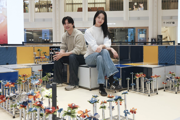 모델들이 신세계백화점 강남점 1층 오픈스테이지 'USM' 팝업 제품을 소개하고 있다.