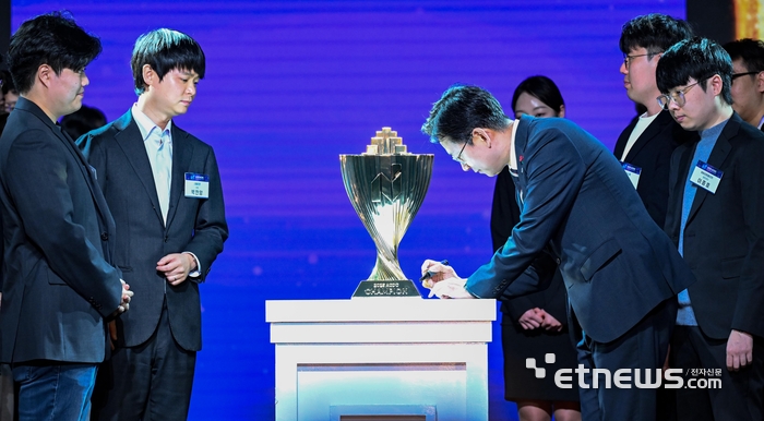 [포토] 트로피에 사인하는 배경훈 부총리