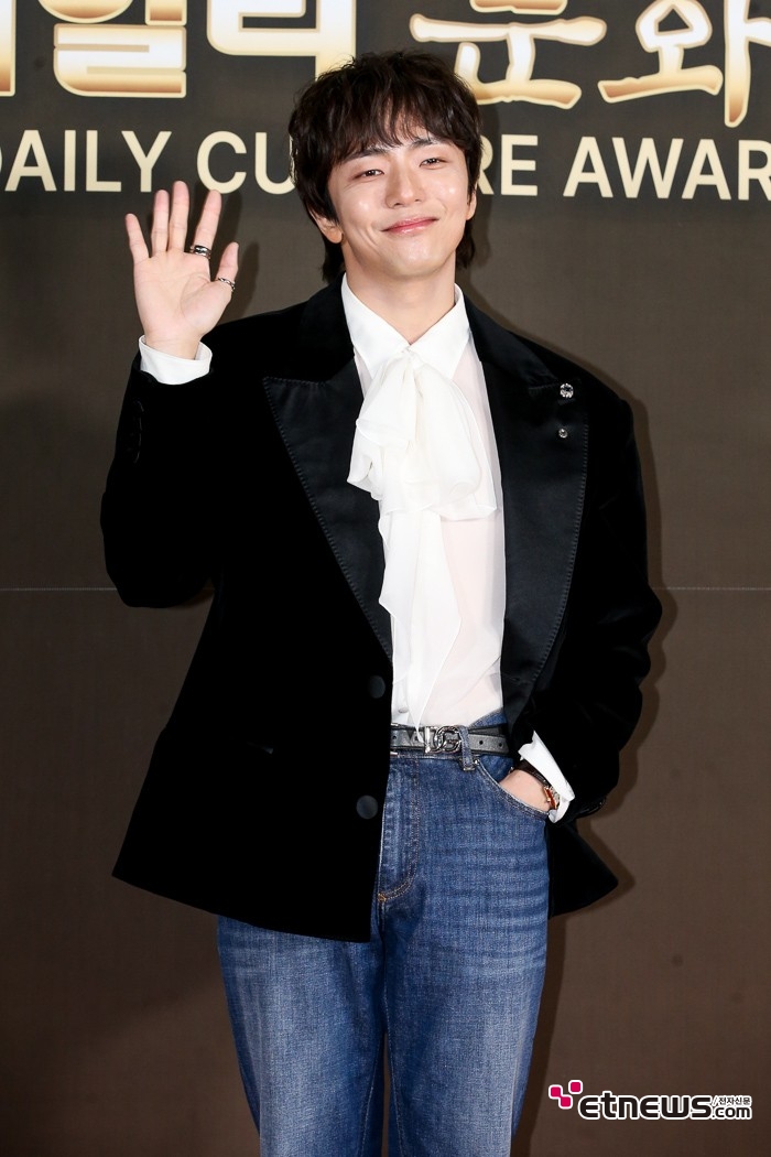 [ET포토] 박천휴, '집필 도중 외출'