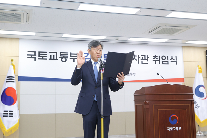 2일 오전 정부세종청사 대강당에서 열린 취임식에서 김이탁 국토교통부 신임 1차관이 선서를 하고 있다. (사진=국토교통부)