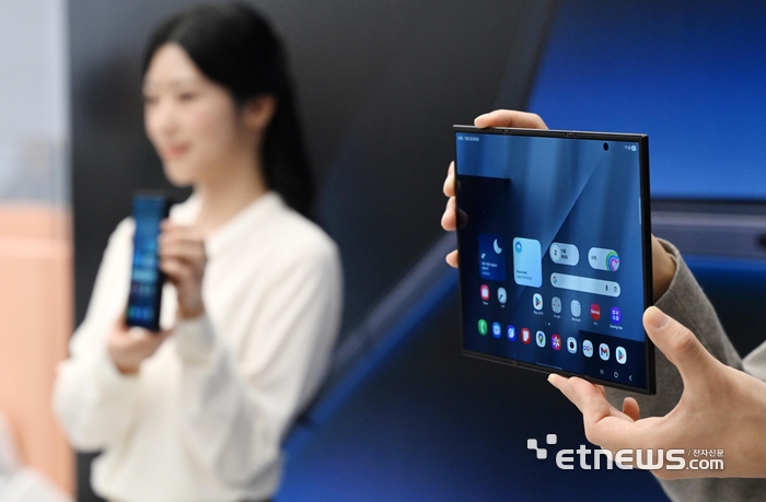 [포토] 10인치 대화면 '갤럭시 Z 트라이폴드' 공개