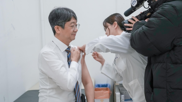 임승관 질병청장, 인플루엔자 예방접종 참여…“가장 효과적인 방법은 예방접종”