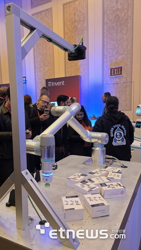 1일(현지시간) 아마존웹서비스(AWS) 리인벤트 2025에서 진행된 '피지컬 AI 쇼케이스'에서  롭코가 모듈형 로봇팔 '라이트 리오'를 선보였다. [사진=현대인 기자]