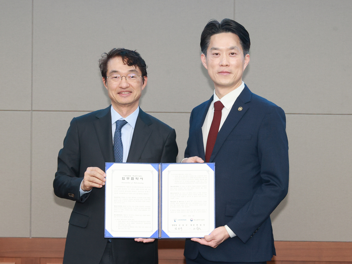 노용석 중소벤처기업부 제1차관(오른쪽)과 김상규 수원회생법원장이 2일 경기 수원회생법원에서 열린 '중소벤처기업부-수원회생법원 업무협약(MOU)식'에서 협약서에 서명 후 기념 촬영을 하고 있다.