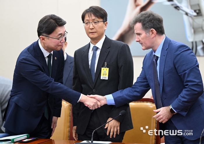 [포토] 악수하는 류제명 2차관-브랫 매티스 쿠팡 CISO