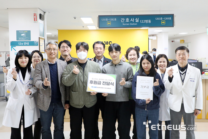 영남이공대 i-경영회계계열 학생들이 플리마켓을 운영해 난 수익금을 영남대병원 호스피스병동에 전달하고 있다.