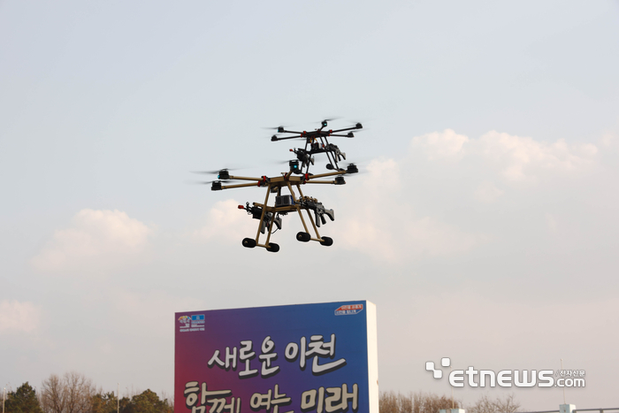 이천시가 지난달 20일부터 21일까지 이천종합운동장에서 개최한 '2025 이천 첨단방산드론 페스티벌'에 드론이 비행하고 있다.