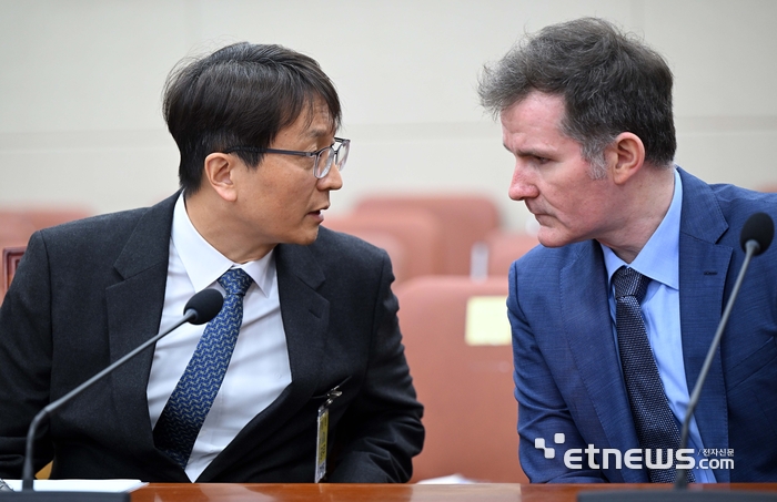 [포토] 대화하는 박대준 쿠팡 대표-브랫 매티스 쿠팡 CISO