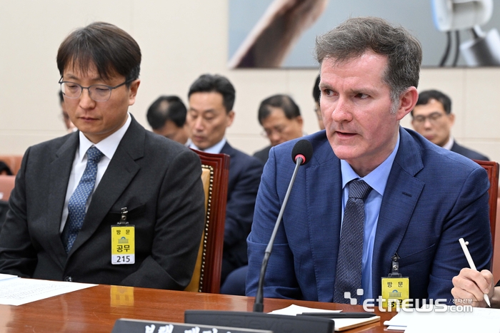 [포토] 답변하는 브랫 매티스 쿠팡 CISO