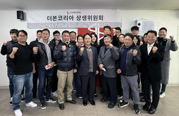 지난 1일 서울 서초구에 위치한 더본코리아 별관 창업설명회장에서 제4차 '더본코리아 상생위원회' 정례회의를 마치고 기념촬영하고 있다.