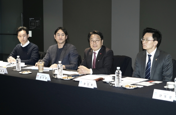 광주시는 2일 서울 글래드여의도호텔에서 '국가 NPU 컴퓨팅센터 광주 설립을 위한 AI반도체 혁신전략협의회'를 열어 국산 AI 반도체(NPU) 실증·확산을 위한 거점 구축 방향을 논의했다.