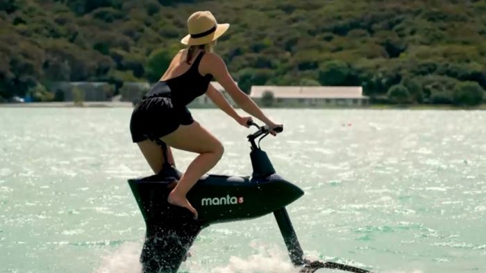 물 위를 시속 20km로 달리는 전기 수중 자전거?