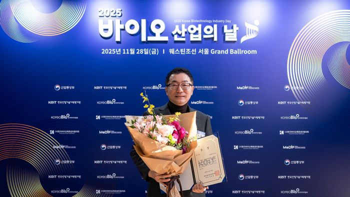 한성일 차백신연구소 대표가 지난달 28일 서울 중구 웨스틴 조선 서울에서 열린 '2025년 바이오산업의 날' 기념식에서 기념촬영했다.(사진=차백신연구소)