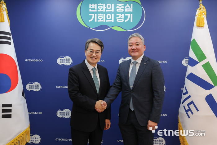 김동연 경기지사(왼쪽)와 이주옥 WEF 아시아·태평양국장이 지난 1일 도에서 만나 기념 촬영했다.