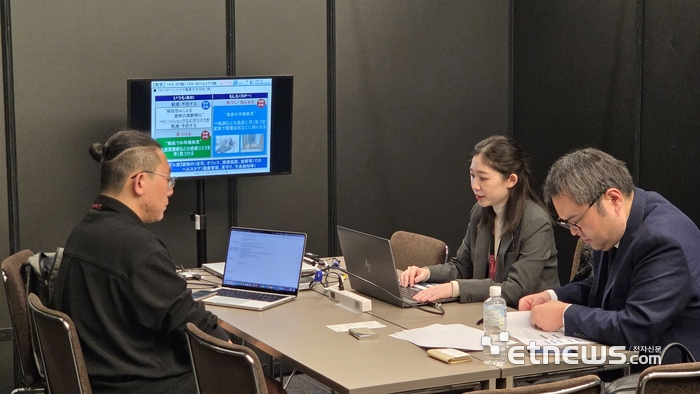 '이노베이션 리더스 서밋(ILS 2025)'에 참가한 우리나라 스타트업이 일본 대기업 벤처캐피탈(CVC)과 투자 상담을 진행하고 있다. KOTRA 제공