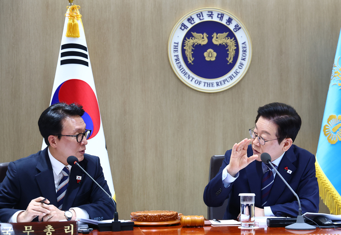 이재명 대통령과 김민석 국무총리가 2일 용산 대통령실에서 열린 국무회의에서 대화하고 있다. 연합뉴스