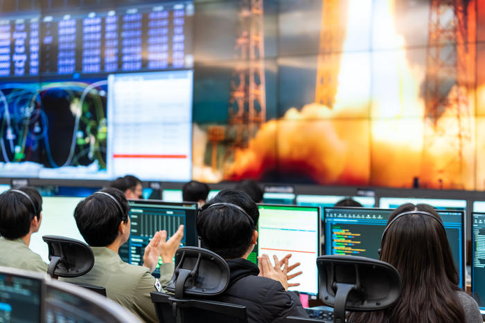 2일 대전 한국항공우주연구원 위성종합관제실에서 연구진들이 다목적실용위성 7호 발사 시 손뼉을 치고 있다. (한국항공우주연구원 제공)