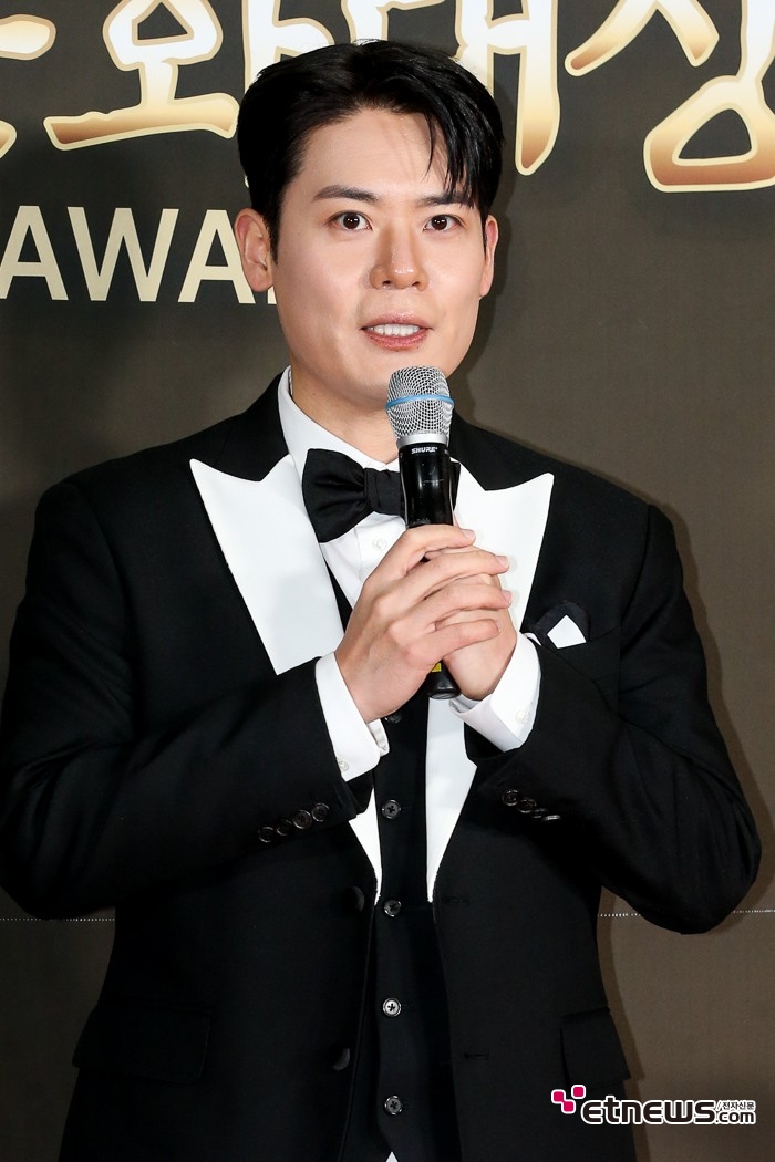 [ET포토] 라포엠 유채훈, '가득해서 넘치는 훈훈함'