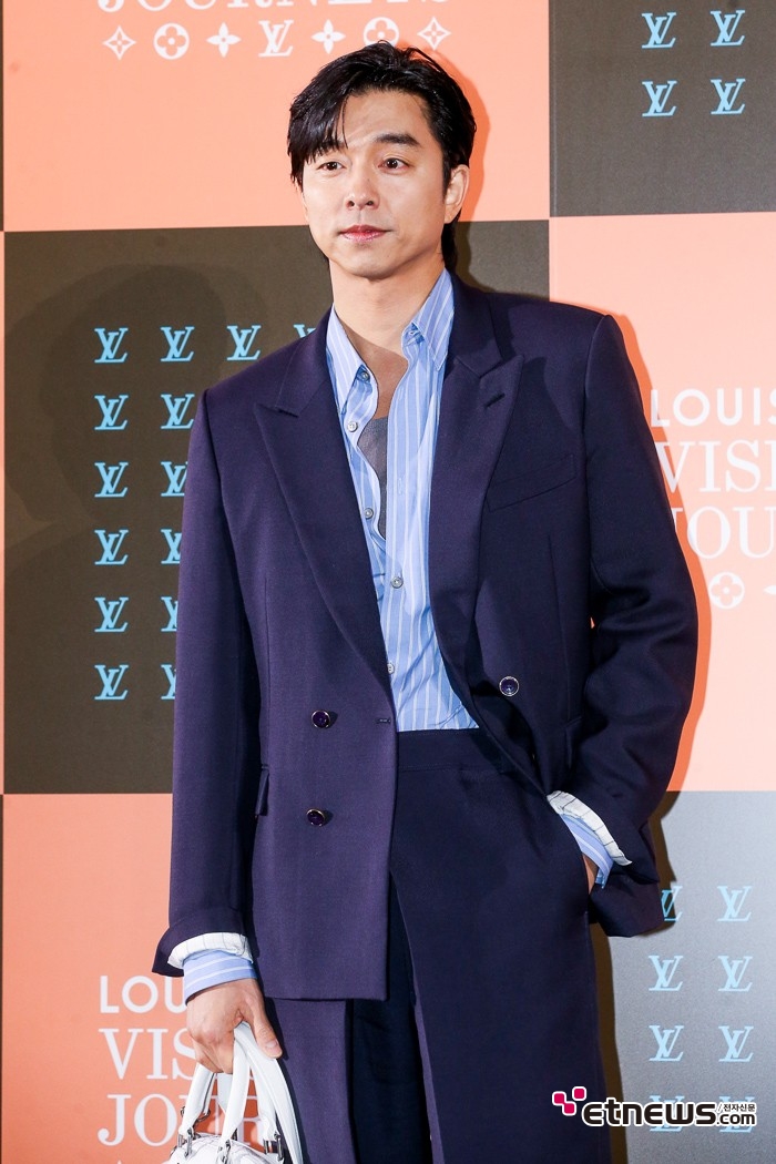 [ET포토] 공유, '셔츠 단추 3개 오픈하고'