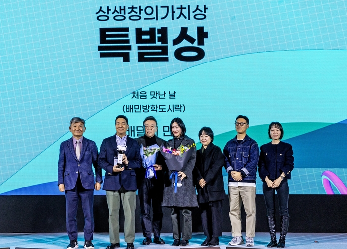 지난 2일 서울 더플라자호텔에서 열린 제32회 대한민국광고대상 시상식에서 임대기 한국광고총연합회 회장(왼쪽에서 첫번째)과 윤석준 우아한형제들 브랜드·커뮤니케이션전략 부문 총괄사장(왼쪽에서 세번째), 우아한형제들 관계자들이 기념 촬영을 하고 있다. 〈자료 우아한형제들〉