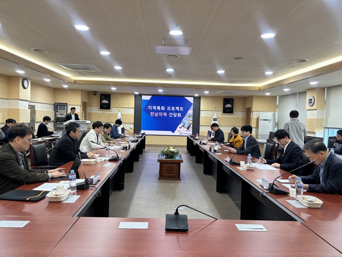 전남테크노파크는 지난달 28일 전남지역특화 프로젝트 레전드50+ 참여기업의 애로·건의사항을 청취하고 지원방안을 모색하고 상호 교류하는 시간을 가졌다.