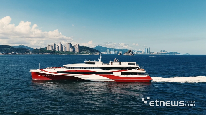 부산에 국내 최대 연안유람선 떴다...팬스타그룹, 2500톤급 그레이스호 취항