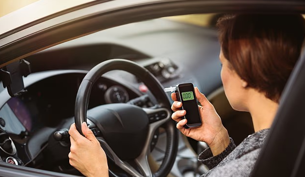 술 먹으면 아예 시동 못건다… 英 “신차에 음주측정장치 의무화 하자”