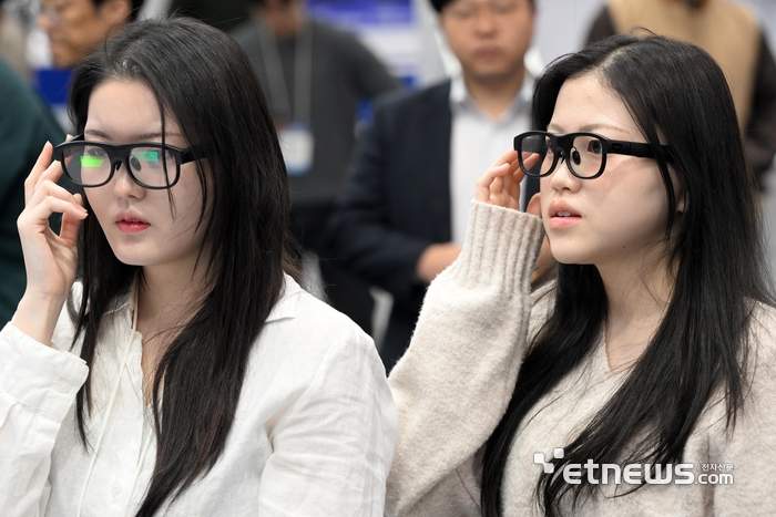 [포토] 안경 하나로 140개 언어와 소통