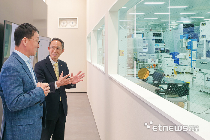 황기연(오른쪽) 한국수출입은행장이 2일 경기 평택시에 위치한 원익IPS 본사를 방문해 안태혁 원익IPS 대표와 반도체 장비 공정에 대해 대화 중이다.