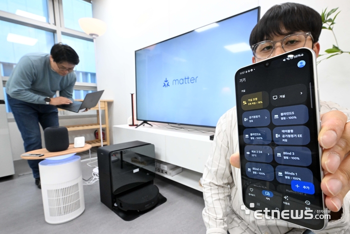 [포토] 스마트IoT 매터 표준 시험인증 테스트하는 연구원