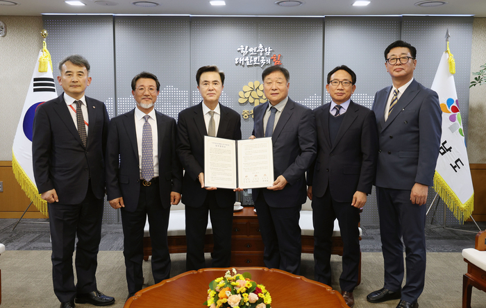 2일 충남 도청 상황실에서 김태흠 지사(왼쪽 세번째)와 박병찬 한국쌀가공식품협회장( 〃 네번째) 등이 '한국쌀가공식품협회 청사 이전을 위한 업무협약' 체결 후 기념 촬영했다.