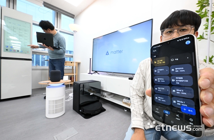 [포토] 스마트IoT 매터 표준 시험인증 테스트하는 연구원