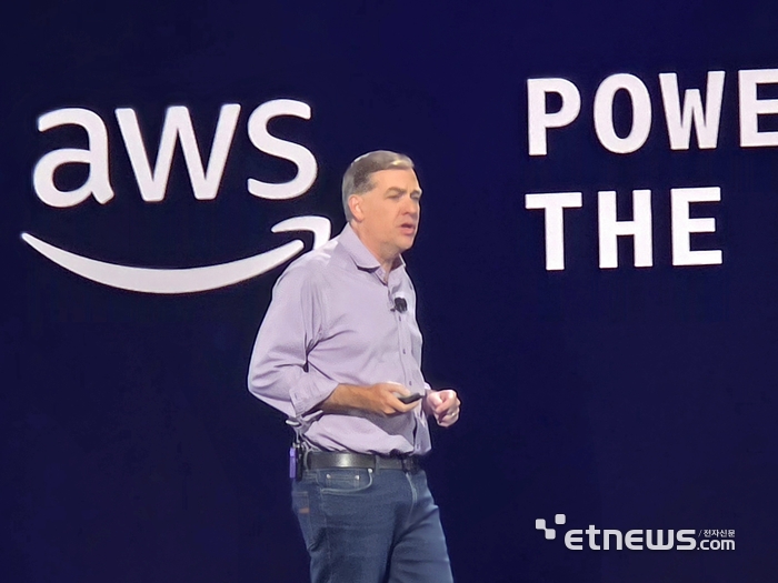 맷 가먼 아마존웹서비스(AWS) 최고경영자(CEO)가 2일(현지시간) 미국 라스베이거스에서 열린 AWS 리인벤트 2025 키노트세션을 진행하고 있다. [사진=현대인 기자]