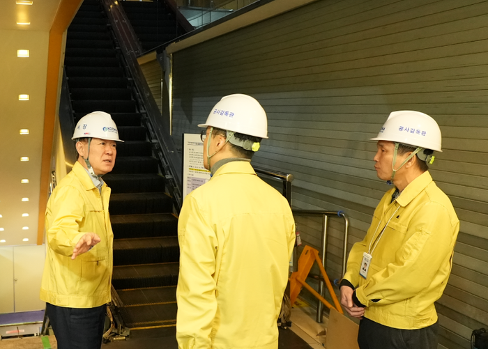 한유원 이태식 대표(왼쪽)가 행복한백화점의 특별 안전점검을 실시하고 있는 모습.