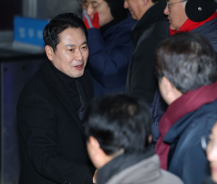 국민의힘 장동혁 대표가 3일 구속 영장이 기각된 추경호 의원을 만나기 위해 경기도 의왕 서울구치소를 찾아 의원들과 인사를 나누고 있다. 연합뉴스