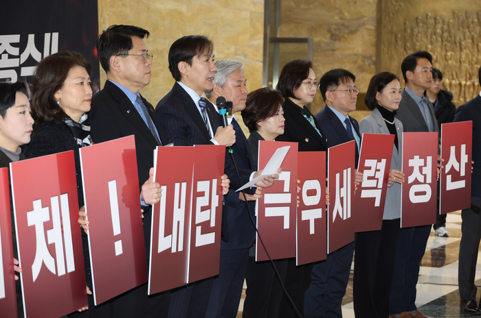 조국혁신당 조국 대표가 3일 서울 여의도 국회 로텐더홀에서 열린 '최고위원회-의원총회' 연석회의에서 발언하고 있다. 연합뉴스