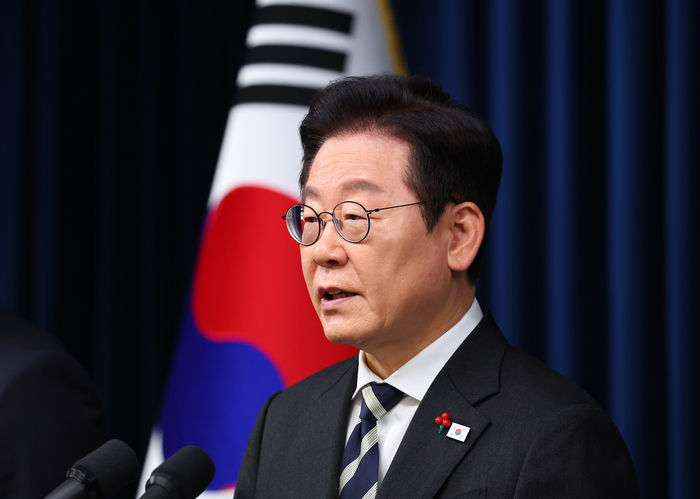이재명 대통령, 빛의 혁명 1주년 대국민 특별성명     (서울=연합뉴스) 김도훈 기자 = 이재명 대통령이 12·3 비상계엄 사태 1주년인 3일 용산 대통령실에서 '빛의 혁명 1주년 대국민 특별성명'을 발표하고 있다. 2025.12.3     superdoo82@yna.co.kr (끝)