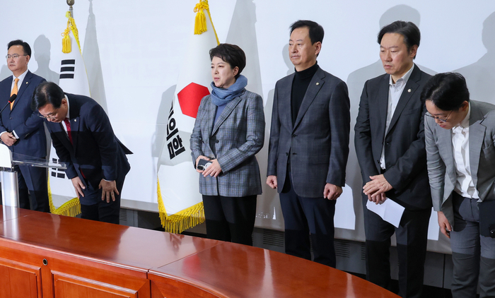 국민의힘 송언석 원내대표가 3일 서울 여의도 국회에서 기자회견을 열고 지난 12·3 비상계엄 사태를 막지 못한 책임에 대해 107명 의원을 대표해 고개 숙여 사과하고 있다. 연합뉴스