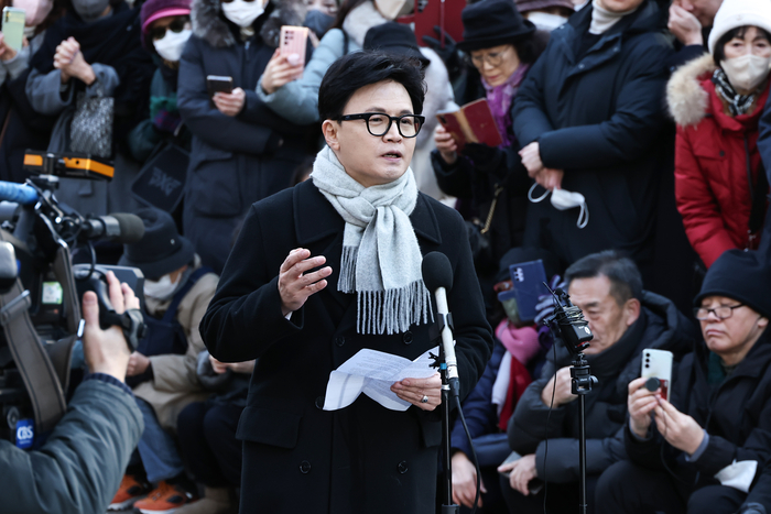 국민의힘 한동훈 전 대표가 3일 서울 여의도 국회도서관 앞 쪽문에서 12ㆍ3 비상계엄 1주년 관련 기자회견을 하고 있다. 연합뉴스