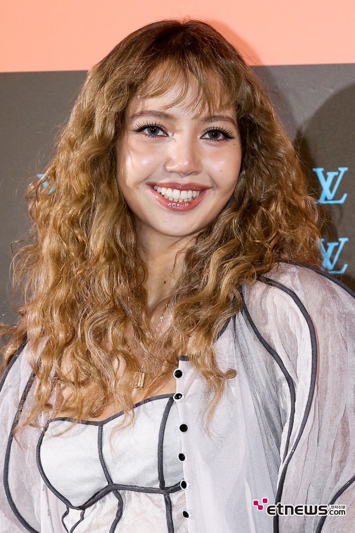 [ET포토] 블랙핑크 리사, '여신이 웃으면 이런 느낌'