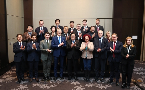 우원식 국회의장이 4일 서울 콘래드 호텔에서 NATO(북대서양조약기구, 이하 나토) 의회연맹 과학기술위원회 산하 기술동향·안보 소위원회 대표단을 만나 나토 의회연맹과 협력관계 강화 방안을 논의했다.(사진=국회의장실)