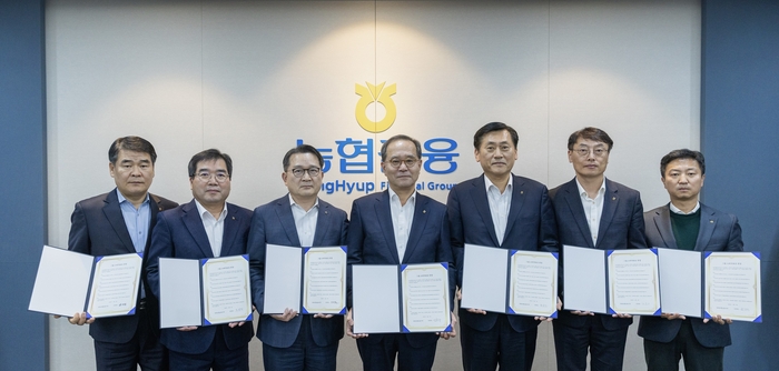 이찬우 NH농협금융 회장(왼쪽 네번째)과 부사장들이 지난 3일 그룹 소비자보호 헌장에 서약하고 기념촬영을 했다.