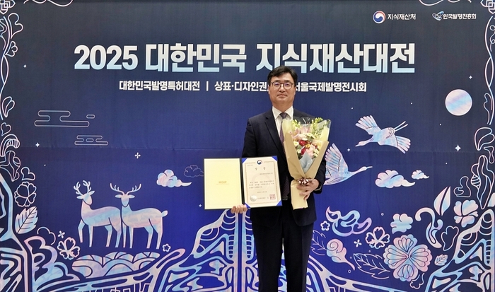 2025 대한민국 지식재산대전에서 장윤석 CJ대한통운 법무실장이 지식재산처장상을 수상하여 기념 촬영을 하고 있다.