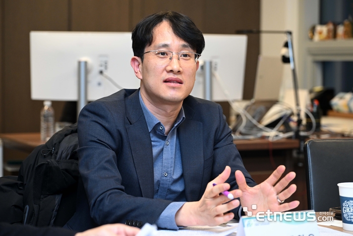 기후테크 정책·산업 관련 전문가 좌담회가 3일 서울 여의도 국가녹색기술연구소에서 열렸다. 백철우 덕성여대 교수가 발언하고 있다. 김민수기자 mskim@etnews.com