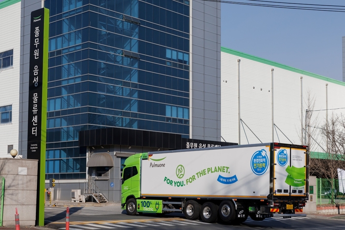 풀무원이 업계 최초로 물류 현장에 도입한 대형 전기트럭