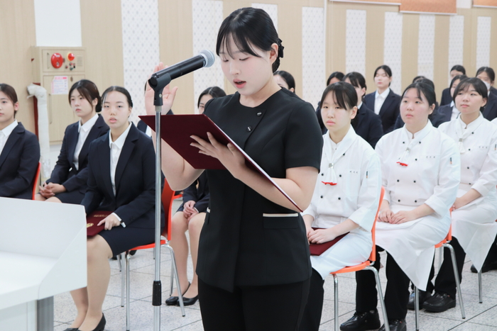 논산여상 재학생들이 '꿈이룸 선서식'에서 선서를 하고 있다. (사진=논산여상)