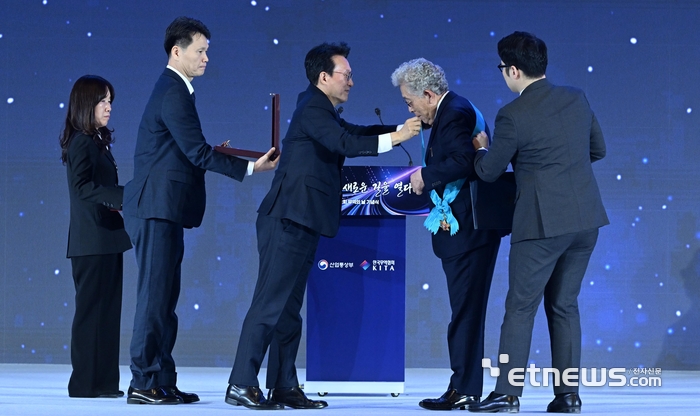 [포토] 금탑산업훈장 전수